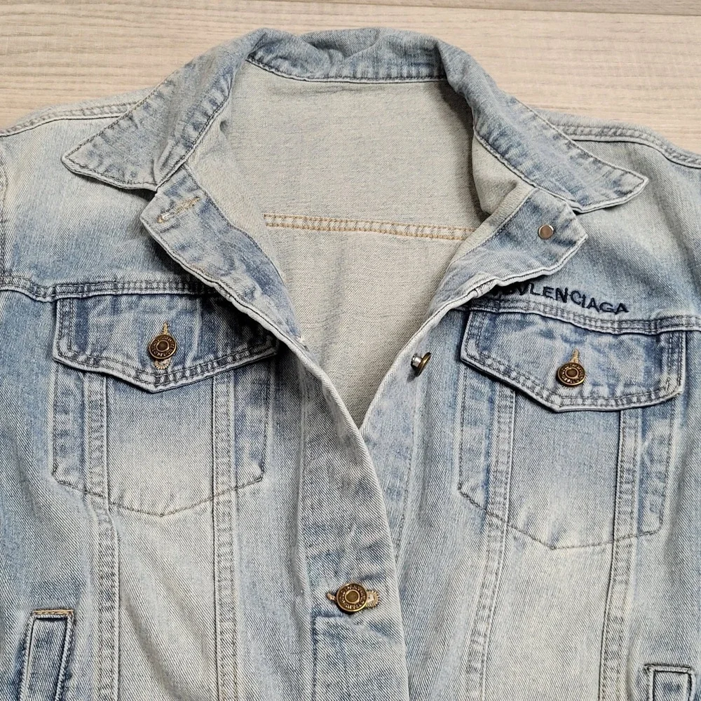 Vintage Style Denim Jacket Womens L Light Wash‎ Distressed Trucker Sloping Hem